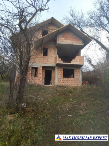 casa-spatioasa-cu-4-camere-si-teren-de-900-mp-amplasata-la-soseaua-principala-in-titesti-arges-1