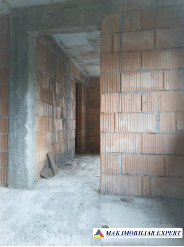 casa-spatioasa-cu-4-camere-si-teren-de-900-mp-amplasata-la-soseaua-principala-in-titesti-arges-2