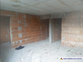 casa-spatioasa-cu-4-camere-si-teren-de-900-mp-amplasata-la-soseaua-principala-in-titesti-arges-3