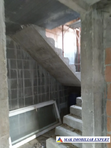 casa-spatioasa-cu-4-camere-si-teren-de-900-mp-amplasata-la-soseaua-principala-in-titesti-arges-6