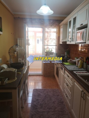 apartament-3-camere-decomandat-etaj-2-cetate-zona-closca-4