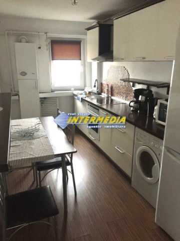 apartament-4-camere-decomandat-de-vanzare-in-alba-iulia-zona-cetate-bulevard-m-uri-7