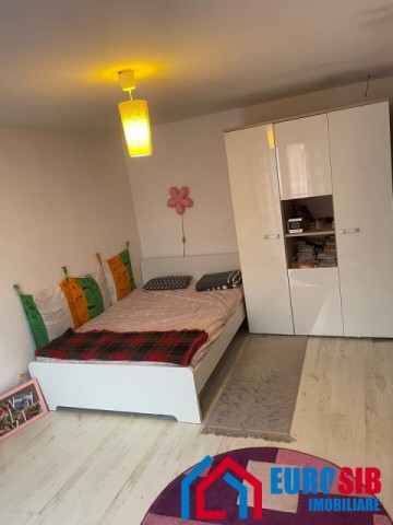 casa-cu-5-camere-2-bai-singur-in-curte-comision-0-1