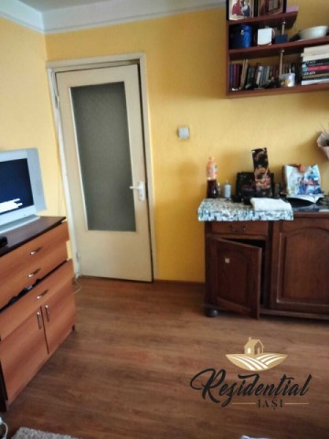 apartament-1-camera-decomandat-nicolina-2-prima-statie-dupa-podu-ros-baie-cu-geam-1