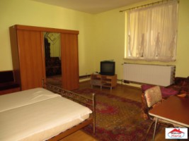 casa-semicentrala-cu-curte-de-inchiriat-id-21503-1