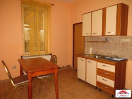 casa-semicentrala-cu-curte-de-inchiriat-id-21503-2