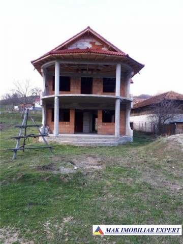 vila-la-rosu-cu-6-camere-si-teren-de-1200-mp-in-suici-arges-oportunitate-de-investitie-9