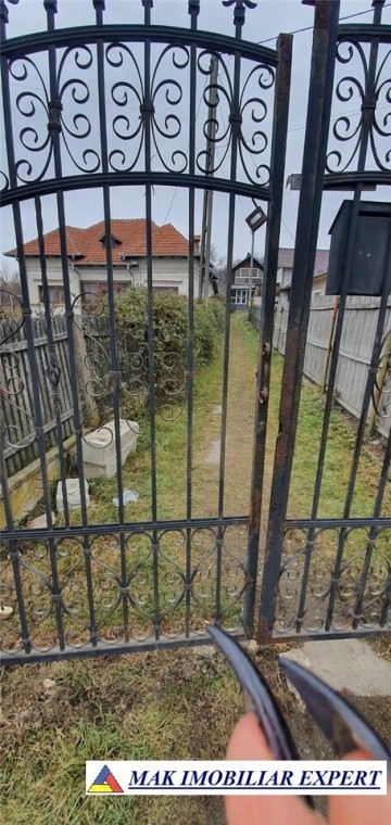 vand-vila-la-rosu-5-camere-teren-de-600-mp-in-titesti-arges-4