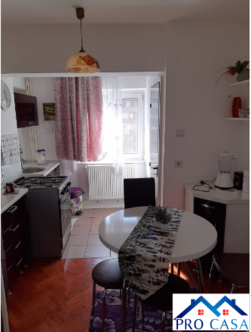 vand-apartament-cu-patru-camere-cu-scara-interioara-in-centru-2