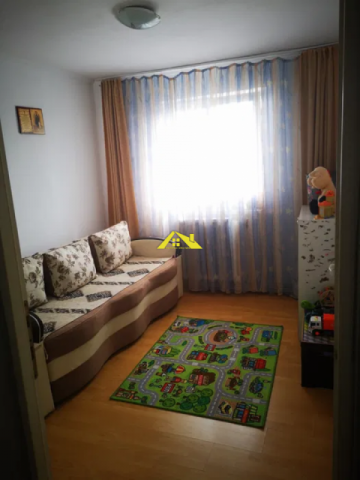 vand-apartament-cu-2-camere-cetate-2