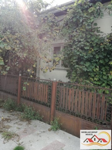 complex-case-pietrosani-arges-si-teren-2250-mp-casa-mica-cu-doua-camere-cu-prispa-si-beci-subteran-si-casa-mare-cu-sase-camere-cu-trei-intrari-separatecu-veranda-fiecarecu-o-singura-bucatarie-mare-8mp-in-conexiune-cu-o-anexa-de-depozitare-de-6mpcu-3