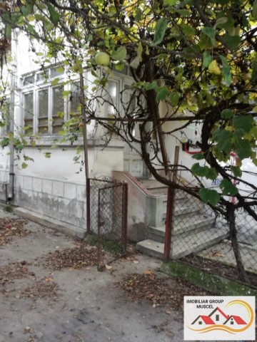 complex-case-pietrosani-arges-si-teren-2250-mp-casa-mica-cu-doua-camere-cu-prispa-si-beci-subteran-si-casa-mare-cu-sase-camere-cu-trei-intrari-separatecu-veranda-fiecarecu-o-singura-bucatarie-mare-8mp-in-conexiune-cu-o-anexa-de-depozitare-de-6mpcu-4