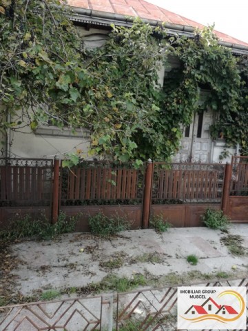 complex-case-pietrosani-arges-si-teren-2250-mp-casa-mica-cu-doua-camere-cu-prispa-si-beci-subteran-si-casa-mare-cu-sase-camere-cu-trei-intrari-separatecu-veranda-fiecarecu-o-singura-bucatarie-mare-8mp-in-conexiune-cu-o-anexa-de-depozitare-de-6mpcu-5