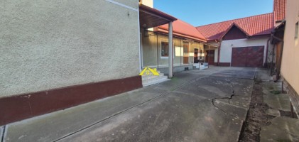 casa-cu-etaj-langa-sebes