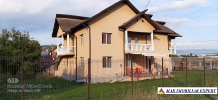 vila-cu-8-camere-si-teren-de-1044-mp-de-vanzare-in-bughea-de-sus-ideala-pentru-locuinta-sau-pensiune-1