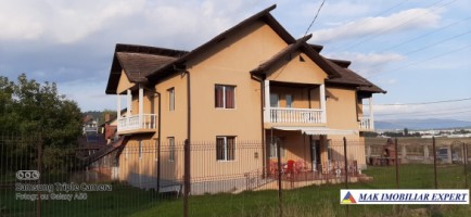 vila-cu-8-camere-si-teren-de-1044-mp-de-vanzare-in-bughea-de-sus-ideala-pentru-locuinta-sau-pensiune