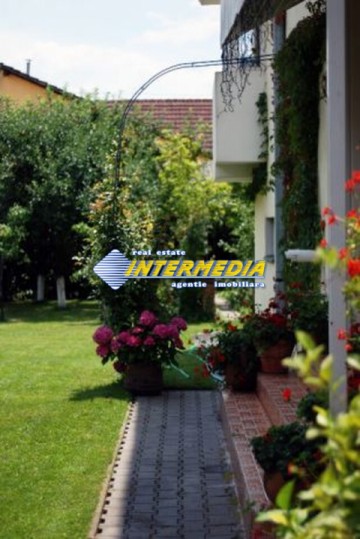 casa-superba-de-vanzare-cu-8-camere-in-alba-iulia-zona-centrala-11