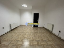 spatiu-comercial-cu-vad-foarte-bun-in-cartierul-centru-de-inchiriat-alba-iulia-pretabil-birouri-cabinete-medicale-9