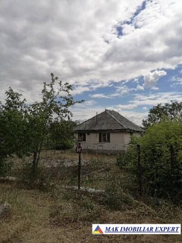 casa-3-camere-teren-2500-mp-de-vanzare-in-urechesti-bacau-ideala-pentru-locuinta-rurala-2