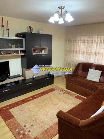 apartament-3-camere-decomandat-garaj-si-boxa-cetate-zona-piata-13