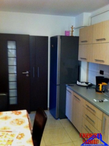 inchiriez-apartament-2-camere-de-lux-zona-selimbar-2