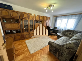 vand-apartament-cu-trei-camere-garaj-si-beci