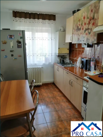 apartament-3-camere-in-cetate-zona-bulevard-1