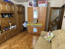 apartament-2-camere-decomandat-de-vanzare-in-cetate-etaj-1-finisat-mobilat-4