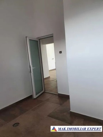 ocupat-2007-spatiu-comerccial-50-mp-centru-campulung-2