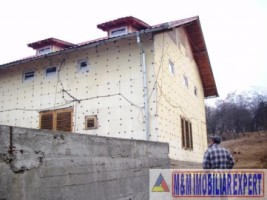 vila-cu-6-camere-si-teren-de-1800-mp-de-vanzare-in-bradulet-galesu-arges-ideala-pentru-locuinta-de-familie-sau-investitie-turistica-1