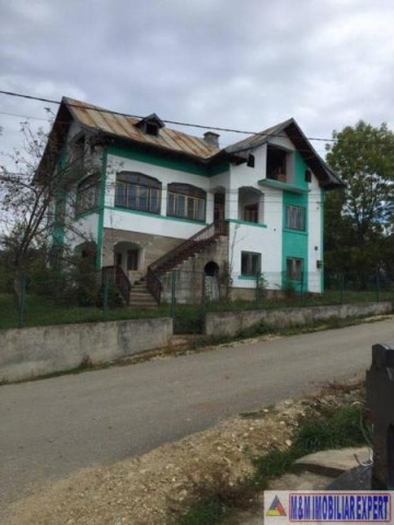 vila-6-camere-teren-2000-mp-de-vanzare-in-pucheni-dambovita-ideala-pentru-familie-3