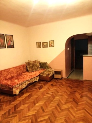 apartament-cu-trei-camere-piata-sfatului-0