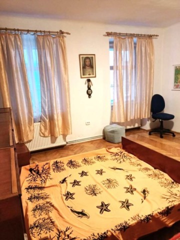 apartament-cu-trei-camere-piata-sfatului-4