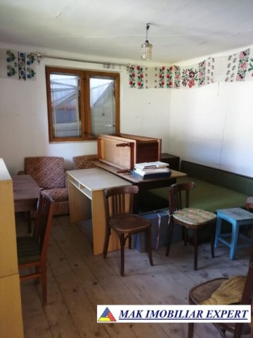 casa-cu-5-camere-si-teren-de-1482-mp-de-vanzare-in-cetateni-arges-3