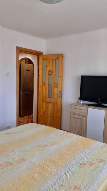 de-inchiriat-apartament-cu-2-camere-zona-bazar-pret-300-1