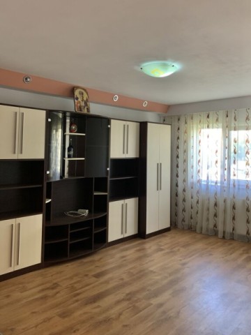 de-inchiriat-apartament-cu-2-camere-zona-bazar-pret-300