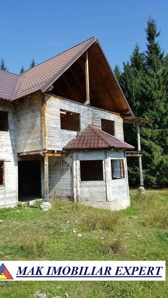 casa-cu-4-camere-si-teren-de-1200-mp-de-vanzare-in-poienile-valsanului-bradulet-arges-ideala-pentru-locuinta-de-familie