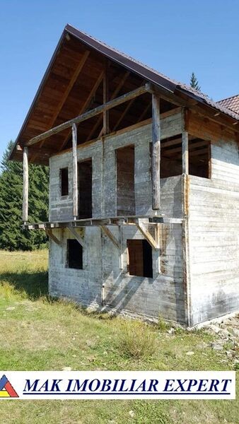casa-cu-4-camere-si-teren-de-1200-mp-de-vanzare-in-poienile-valsanului-bradulet-arges-ideala-pentru-locuinta-de-familie-1