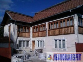 vila-cu-5-camere-si-teren-de-1250-mp-de-vanzare-in-cetateni-arges-ideala-pentru-locuinta-de-familie