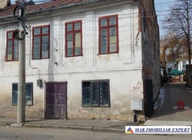 vila-6-camere-cu-teren-250-mp-de-vanzare-in-centru-campulung-muscel-arges-ideala-pentru-locuinta-confortabila-sau-birouri-1