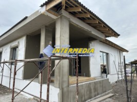 vanzare-casa-noua-2025-de-120-mp-pe-un-nivel-cu-581-mp-teren-finisata-la-cheie-panouri-curte-imprejmuita-2