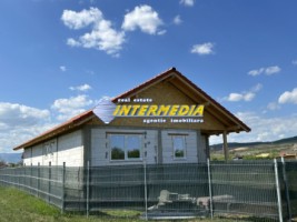 casa-in-rosu-cu-terasa-mare-cu-570-mp-sau-1134-mp-teren-imprejmuit-barabant-alba-iulia-1