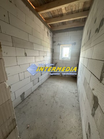 casa-in-rosu-cu-terasa-mare-cu-570-mp-sau-1134-mp-teren-imprejmuit-barabant-alba-iulia-9