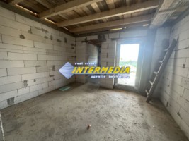 casa-in-rosu-cu-terasa-mare-cu-570-mp-sau-1134-mp-teren-imprejmuit-barabant-alba-iulia-10