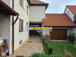 inchiriere-casa-individuala-5-camere-renovata-izolata-finisata-mobilata-complet-sebes-central-24