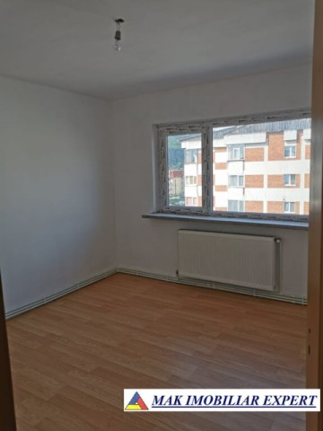 vandut-apartament-3-camere-cf-1-et-44-campulung-2