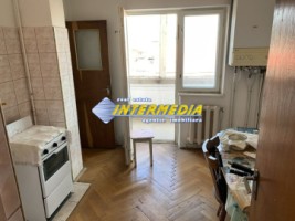 apartament-3-camere-etaj-2-garaj-boxa-in-cetate-zona-caroline-3