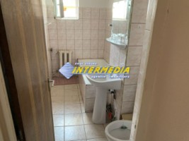 apartament-3-camere-etaj-2-garaj-boxa-in-cetate-zona-caroline-5