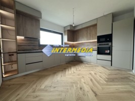 casa-noua-p1-cu-550-mp-teren-3-bai-4-dormitoare-garaj-finisata-interior-si-mobila-bucatarie-in-ighiu