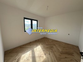 casa-noua-p1-cu-550-mp-teren-3-bai-4-dormitoare-garaj-finisata-interior-si-mobila-bucatarie-in-ighiu-26